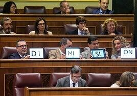 La tensión se trasladó al Congreso con gritos de «dimisión» dirigidos al PSOE