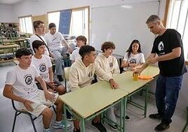 El alumnado del IES El Tablero y el pequeño satélite casero con el que conquistó Canarias