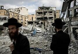 Los iraníes huyen de Teherán ante el castigo de Israel, que bombardea la televisión nacional