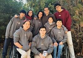 La familia con ocho hijos (cinco adoptados y con discapacidad) que escolariza niños con problemas en África