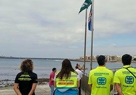 Agüimes activa el dispositivo de vigilancia de las playas e iza la bandera azul en Arinaga