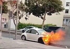 Arde un coche en plena calle de Arucas, Gran Canaria