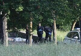 Aparece un cadáver atado de pies y manos en una balsa de Vitoria