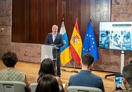 Clavijo impulsa una guía para mejorar la atención a menores migrantes