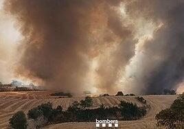 Un incendio agrícola en Lleida obliga a confinar a los vecinos de cuatro municipios