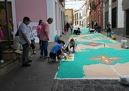 Guía se vuelca con la elaboración de las alfombras del Corpus Christi
