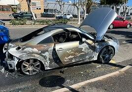 Un vehículo queda totalmente calcinado tras incendiarse mientras circulaba por Vecindario