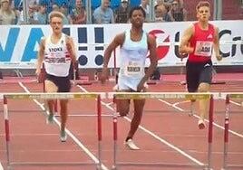 Chris Robinson gana los 400 metros vallas a pesar de correr con el pene al aire