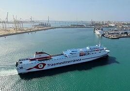 Armas Trasmediterránea operará la línea Canarias-Cádiz un año más