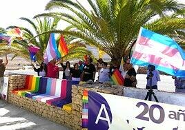 Un banco arcoiris cargado de simbolismo en Tefía, donde se levantó la cárcel franquista