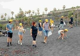 Voluntariado y compromiso, Loro Parque Fundación impulsa una limpieza terrestre en Punta Brava tras su reapertura