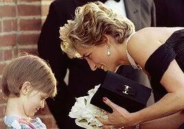 Del jersey de oveja negra al vestido solidario: Lady Di triunfa en subasta