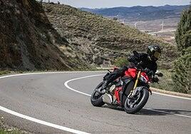 Nueva Ducati Streetfighter V4 S: Al manillar de la hypernaked del país de las maravillas