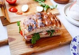 Sándwich de focaccia con mortadela, mozzarella y rúcula