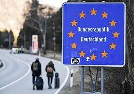 Merkel critica al canciller Merz por el rechazo de migrantes en las fronteras alemanas