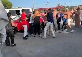 Las duras imágenes de la pelea entre dos clanes que acabó con un muerto, 10 heridos, 60 participantes y seis detenidos
