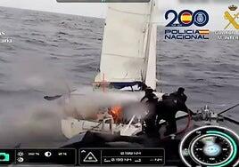Interceptan un narcovelero con cocaína al sur de Canarias y los tripulantes lo incendian: se recuperaron 25 kilos de la droga