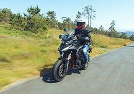 Probamos la nueva QJ Motor SRT 900, la más económica de su especie y con «pulserita» de todo incluido