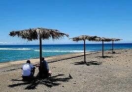 La calima se asoma en las islas entre la nubosidad del norte y el calor del sur
