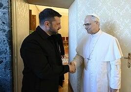 Zelenski pide ayuda al Papa para negociar la paz con Rusia
