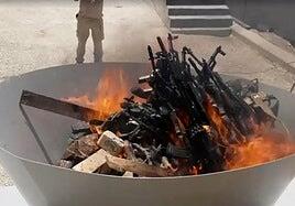 El PKK inicia su desarme con la quema de fusiles y munición en la frontera con Turquía