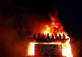 Protestantes queman la figura de una patera de migrantes en Irlanda del Norte