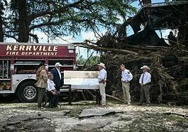 Trump visita a las víctimas de Texas mientras frena el cierre de la agencia de emergencias