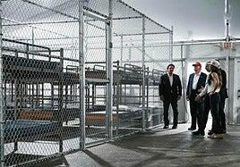 La cárcel de Trump para migrantes con gusanos y caimanes