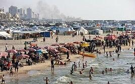 Prohíben a los gazatíes bañarse en el mar bajo amenaza de disparo