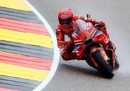 Recital de Marc Márquez bajo el agua para hacerse con la pole