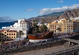Miles de personas reciben a la Virgen de las Nieves diez años después de la última Bajada