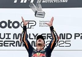 Deniz Öncü gana una accidentada e inacabada carrera de Moto2