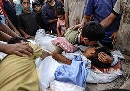 Israel ataca centros de reparto de agua y mata a seis niños