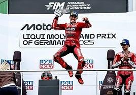 Marc Márquez arrasa en Sachsenring en una carrera de supervivencia