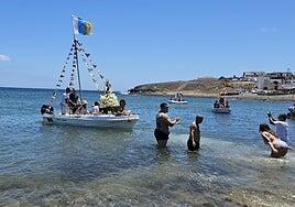 En Las Salinas, las mujeres sacan en procesión a la Virgen del Carmen