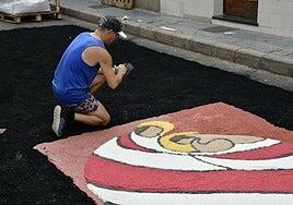Los vecinos de La Isleta elaboran las tradicionales alfombras de sal y arena para la Virgen del Carmen