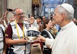 El Papa recibe un casco de moto personalizado y con un mensaje motero