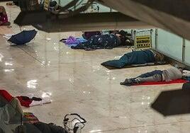 AENA informa a los sinhogar de Barajas que ya no podrán permanecer en el aeropuerto