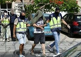 Registran la vivienda del detenido por la muerte del joven sintecho de Playa del Inglés