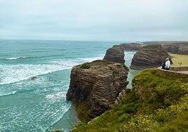 Conocemos la playa de Las catedrales y el cementerio donde descansa el premio Nobel Severo Ochoa