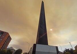 El humo y la ceniza de un incendio en Toledo cubre el cielo de Madrid