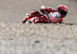Una caída de Marc Márquez entrega la pole a Pecco Bagnaia