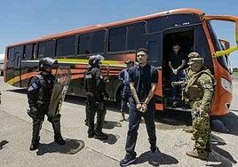 Los venezolanos expulsados de EE UU denuncian «torturas y hambre» en la cárcel