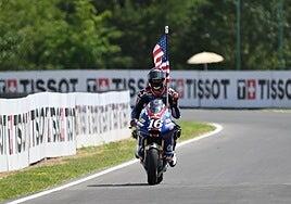 Joe Roberts triunfa en Moto2 y Manu González logra el colchón