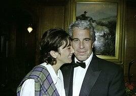 Trump recurre a la socia de Jeffrey Epstein, Ghislaine Maxwell, como posible coartada