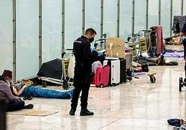 AENA advierte a las personas sinhogar de Barajas que este jueves ya no podrán permanecer en el aeropuerto