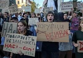 Zelenski arriesga la adhesión a la UE al imponer su control a la oficina anticorrupción de Ucrania