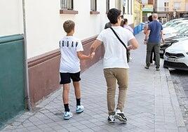 El hijo mayor de Juana Rivas pide a las autoridades que impidan el regreso de su hermano a Italia