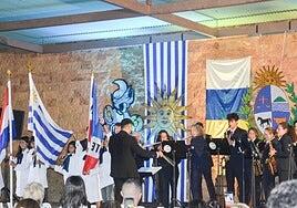 Los uruguayos celebran el bicentenario del país en el Cruce de Arinaga