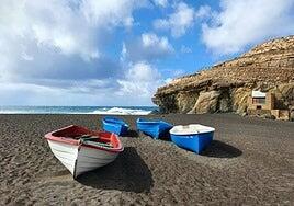 Ajuy: sin luz en las calles, robo de motores de barcos en la playa